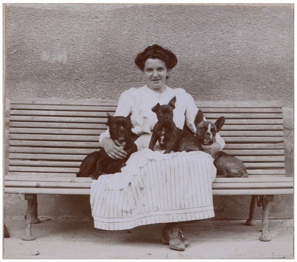 Julie avec ses chiens carlins Salem, Babouk et Rabat