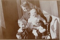 Louis Rivier avec deux enfants